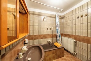อพาร์ทเมนท์, วิวสวน | ห้องน้ำ | ของใช้ในห้องน้ำฟรี, ไดร์เป่าผม, โถสุขภัณฑ์แบบบิเดท์, ผ้าเช็ดตัว
