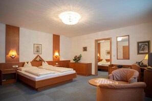 Familienapartment, Blick auf den Innenhof | Allergikerbettwaren, Zimmersafe, individuell dekoriert