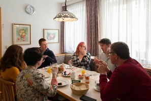 Familienapartment, Blick auf den Innenhof | Speisen