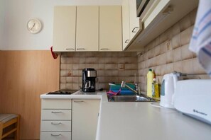 Perhehuoneisto | Yksityinen keittiö | Jääkaappi, mikroaaltouuni, liesi, kahvin-/teenkeitin