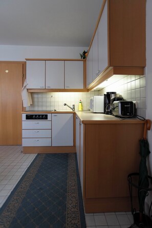 Family Apartment, Courtyard View | Private kitchen | Fridge, microwave, stovetop, coffee/tea maker - Fleger Appartements (Vienna)