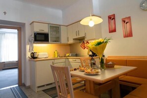 Căn hộ dành cho gia đình, 1 phòng ngủ, không hút thuốc | Bếp riêng | Tủ lạnh, lò vi sóng, bếp nấu, dụng cụ pha cà phê/trà 