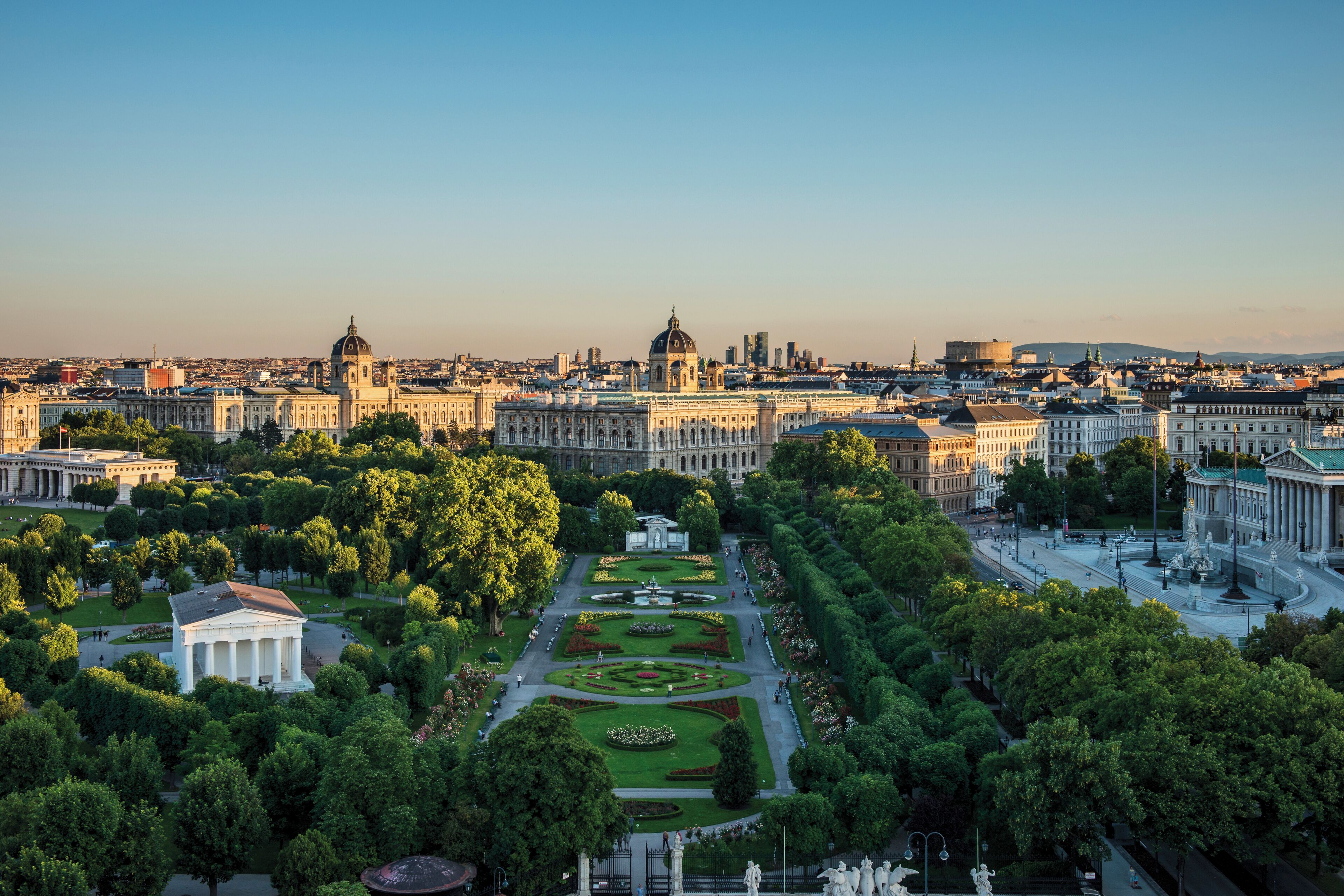 Un vaste ensemble de bâtiments historiques, avec une cour centrale, entouré d’arbres et d’espaces ouverts.