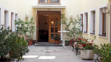 Familienapartment, Blick auf den Innenhof | Terrasse/Patio
