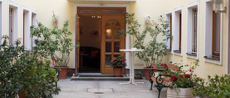 Appartement familial, vue sur la cour intérieure | Terrasse/patio