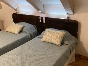 Room - Apartment in a Medieval House (Pontetto-roldo)