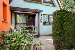 Un bùtiment avec une porte portant le numéro « 10 » et une enseigne indiquant « CieVacices ».