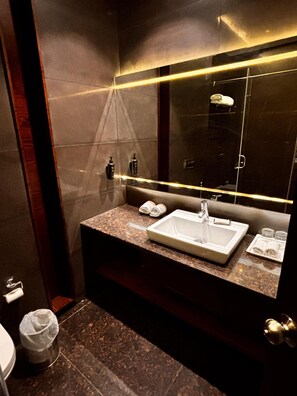 Superior-Doppel- oder -Zweibettzimmer | Badezimmer