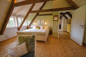 2 bedrooms, iron/ironing board, travel cot, free WiFi