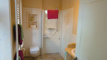 Dusche, Haartrockner, Handtücher, Seife