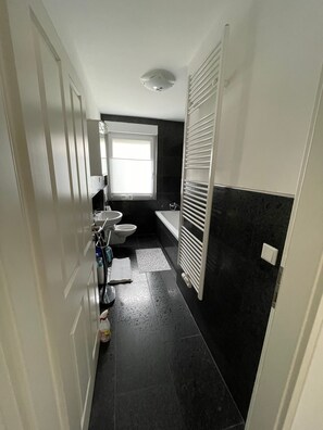Douche, sèche-cheveux, serviettes fournies