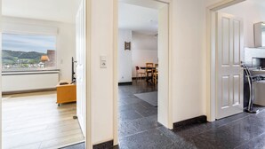 Een modern interieur met keuken, eethoek en uitzicht op het landschap.