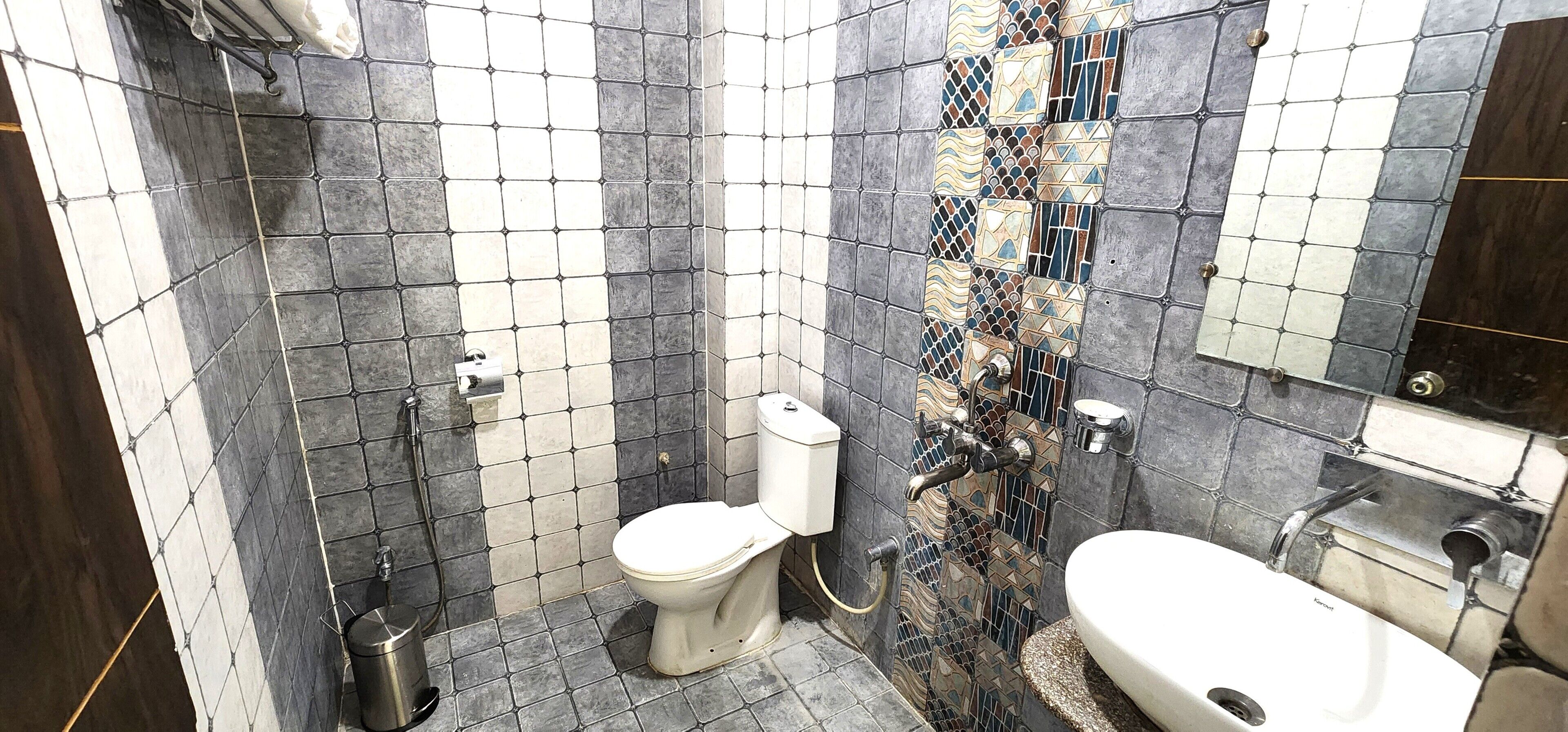 Chambre Double Standard, vue ville | Salle de bain | Douche, chaussons, serviettes fournies, savon