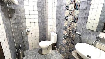 Chambre Double Standard, vue ville | Salle de bain | Douche, chaussons, serviettes fournies, savon