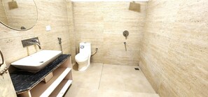 Phòng Suite Cao cấp, quang cảnh thành phố | Phòng tắm | Buồng tắm vòi sen, dép đi trong nhà, khăn tắm, xà phòng
