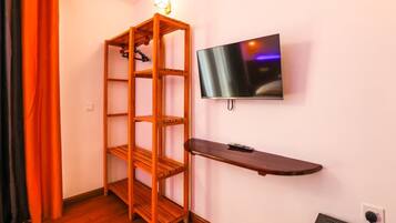 Classic Double or Twin Room, Balcony, City View | Interior