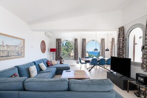 TV - Fantastic Villa with Pool and Stunning Sea Views (Begur)