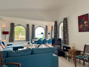 TV - Fantastic Villa with Pool and Stunning Sea Views (Begur)