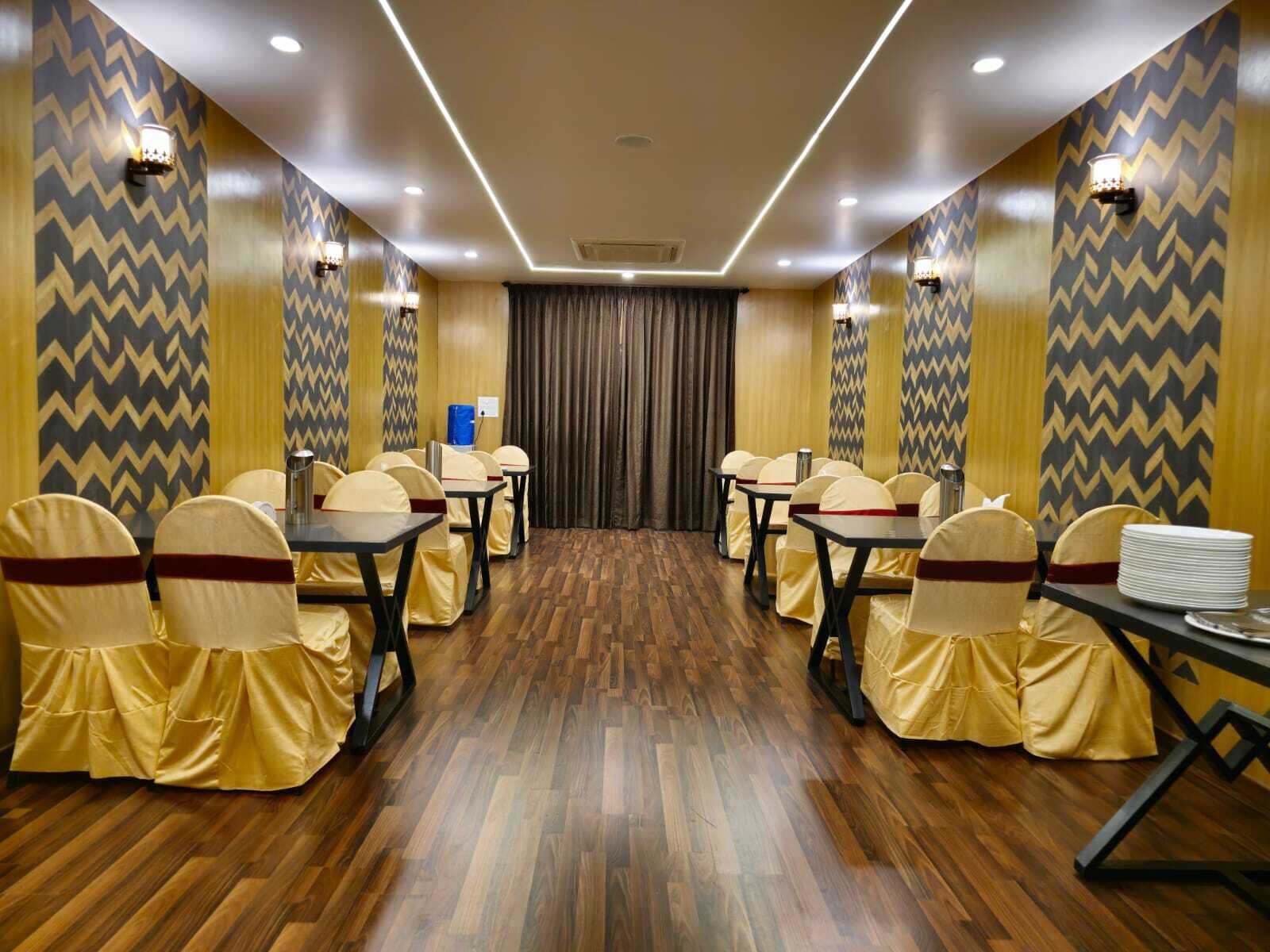 Deluxe Twin Room | Dining