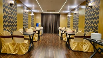 Deluxe Twin Room | Dining