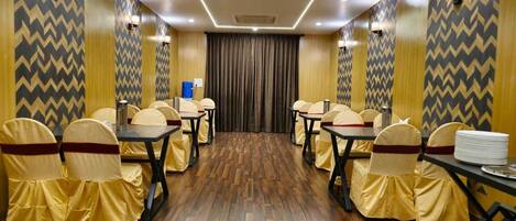 Deluxe Twin Room | Dining