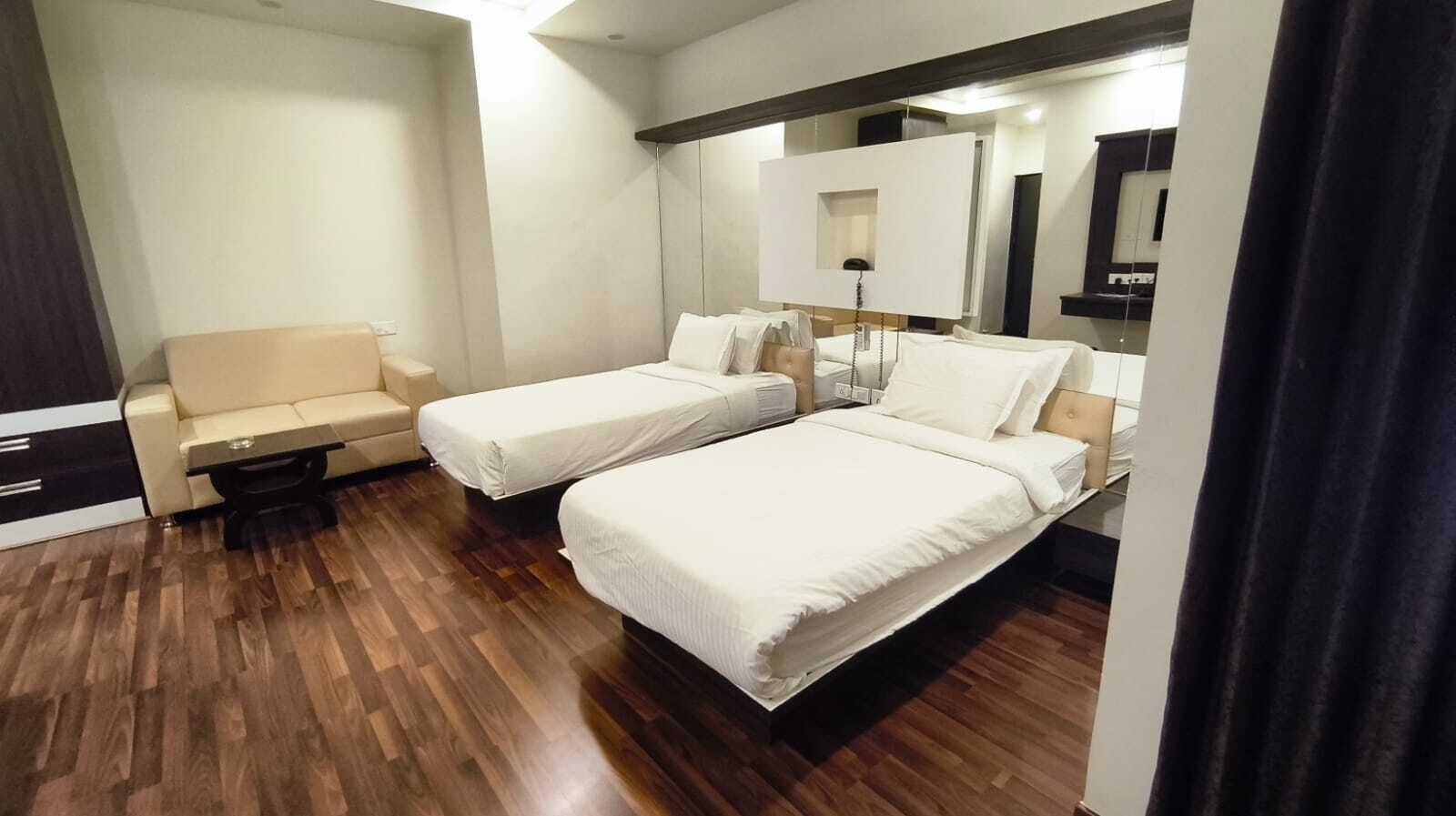 Quarto duplo luxo | Escrivaninha, espaço de trabalho para notebook