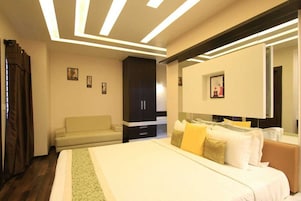 Desk, laptop workspace, iron/ironing board, free WiFi