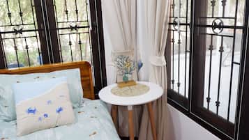 Villa familiar, 2 habitaciones, alberca privada, junto a la montaña | Escritorio, espacio para trabajar con laptop y cortinas blackout