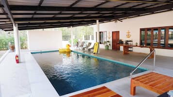 Villa Familiale, 2 chambres, piscine privée, côté montagne | Piscine | Piscine couverte, cabanons gratuits, chaises longues
