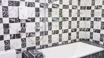 Familienvilla, 2 Schlafzimmer, eigener Pool, Bergseite | Badezimmer