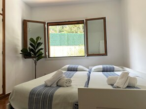 3 chambres, fer et planche à repasser, Wi-Fi, draps fournis