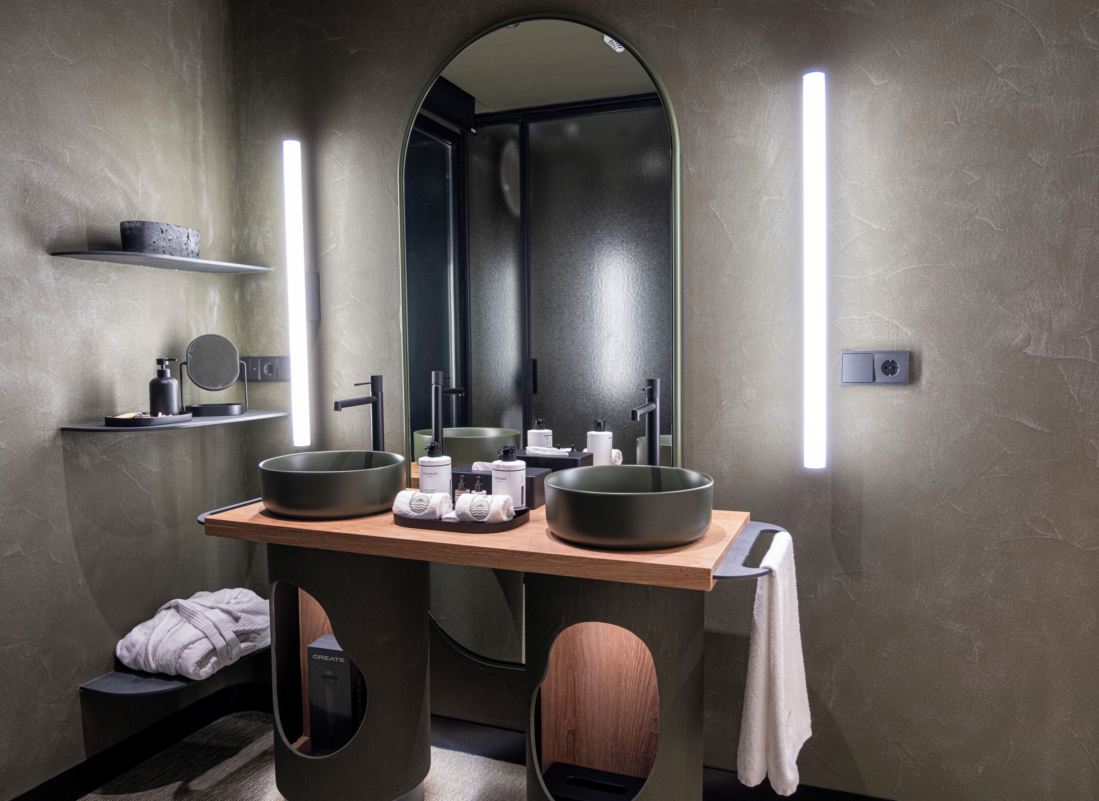 Superior Terrace | Bathroom | Separate tub and shower, free toiletries, hair dryer, towels