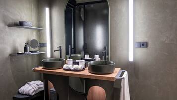 Superior Terrace | Bathroom | Separate tub and shower, free toiletries, hair dryer, towels
