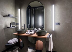 Superior Terrace | Bathroom | Separate bathtub and shower, free toiletries, hair dryer, towels - Hotel Sarela Natura (Santiago de Compostela)