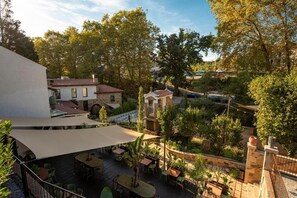 Outdoor dining - Hotel Sarela Natura (Santiago de Compostela)