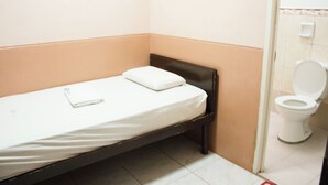 Phòng đơn Tiêu chuẩn, 1 giường đơn, quang cảnh thành phố | Phòng tắm | Buồng tắm vòi sen, khăn tắm, xà phòng, giấy vệ sinh 