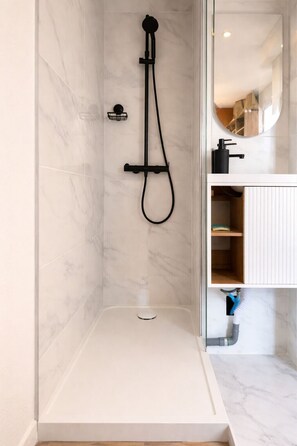Shower, hair dryer, towels - Charming appartment La Pironnière - Les Sables - 4 people (Les Sables-d´Olonne)