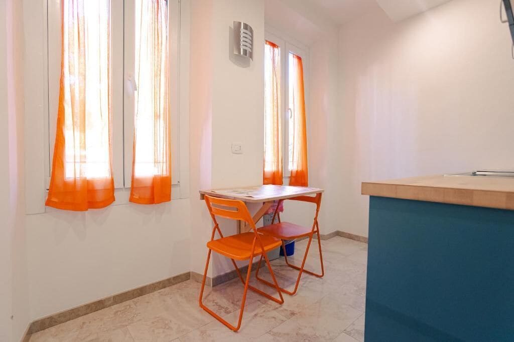 Apartamento luxo, vista para o pátio | Área de estar | TV de tela plana