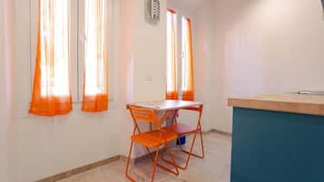 Apartamento luxo, vista para o pátio | Área de estar | TV de tela plana