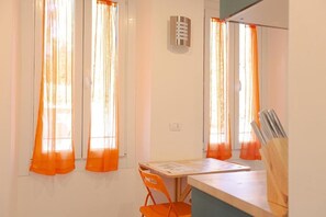 Appartement Deluxe, vue cour intérieure | Coin séjour