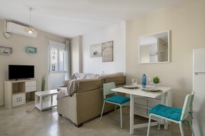 TV - 'Gran Vía' Apartment with Balcony and Air Conditioning (Conil de la Frontera)