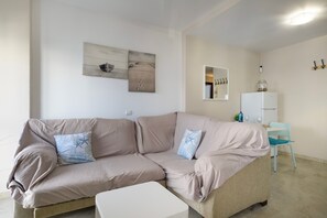 TV - 'Gran Vía' Apartment with Balcony and Air Conditioning (Conil de la Frontera)