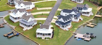 Lake Happy - Waterfront Paradise