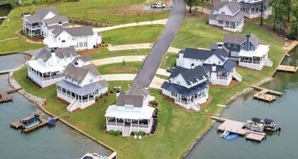 Lake Happy - Waterfront Paradise