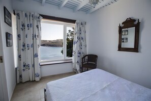 2 bedrooms, iron/ironing board, WiFi, bed sheets - House with stunning sea views in Agios Sostis (Μύκονος)