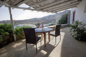 Outdoor dining - House with stunning sea views in Agios Sostis (Μύκονος)