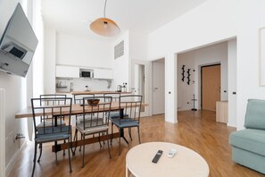 Interior - Spacious and welcoming 115m2 apartment, perfect for up to 6 people, located on the second floor of a building with lift.The accommodation is located along Corso Buenos Aires, the famous Milanese shopping street, a very short distance from the M1 Porta V (Milan)
