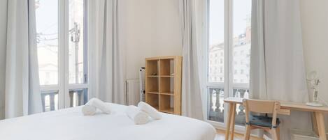 3 habitaciones y tabla de planchar con plancha