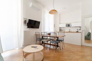 Interior - Spacious and welcoming 115m2 apartment, perfect for up to 6 people, located on the second floor of a building with lift.The accommodation is located along Corso Buenos Aires, the famous Milanese shopping street, a very short distance from the M1 Porta V (Milan)