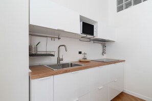 Fridge, microwave, dishwasher, toaster - Spacious and welcoming 115m2 apartment, perfect for up to 6 people, located on the second floor of a building with lift.The accommodation is located along Corso Buenos Aires, the famous Milanese shopping street, a very short distance from the M1 Porta V (Milan)